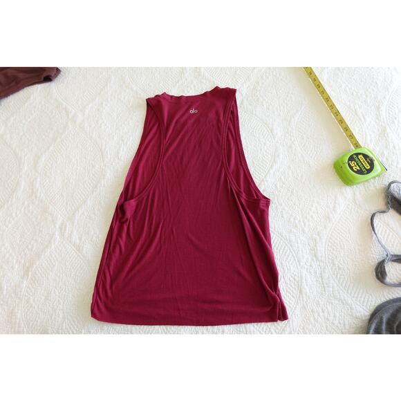 a set of 2 workout tanks - Picture 4 of 8